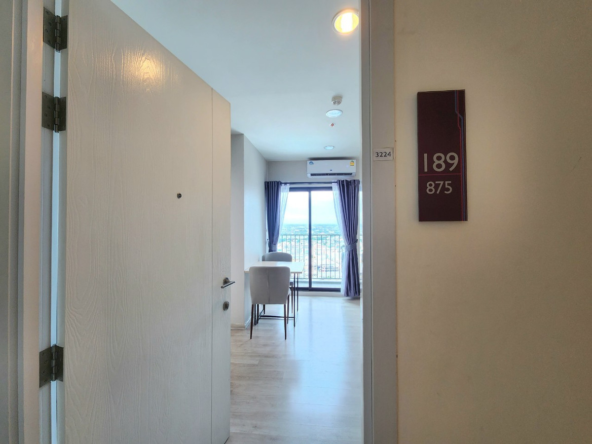 For RentCondoNonthaburi, Bang Yai, Bangbuathong : *The condition is as shown in the cover photo. New, first hand, has a washing machine** For rent, decorated comfortably, Plum Condo, Central Station, Phase 2 ** Sunset view**SN490.53