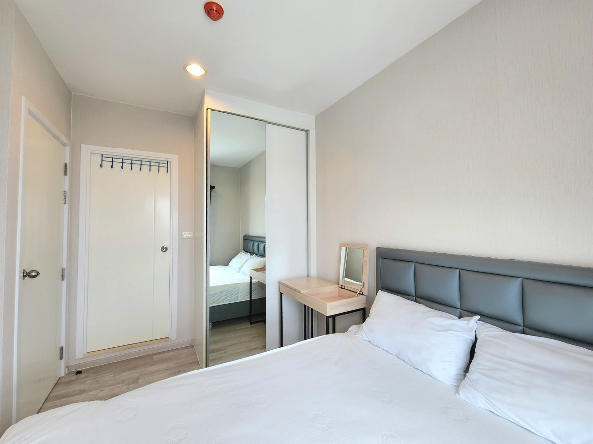 For RentCondoNonthaburi, Bang Yai, Bangbuathong : *The condition is as shown in the cover photo. New, first hand, has a washing machine** For rent, decorated comfortably, Plum Condo, Central Station, Phase 2 ** Sunset view**SN490.53