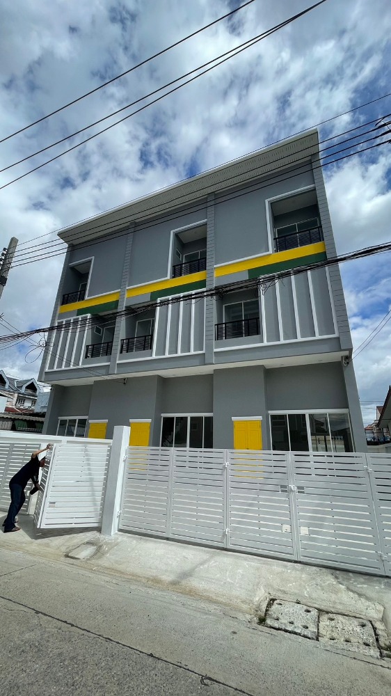 ขายทาวน์โฮมโชคชัย4 ลาดพร้าว71 : ขายทาวน์โฮม 3 ชั้น สร้างใหม่ โครงการทรัพย์วราห์ เข้าซอยนาคนิวาส 21 ใกล้ เซ็นทรัล อีสต์วิลล์ เพียง 5 นาที