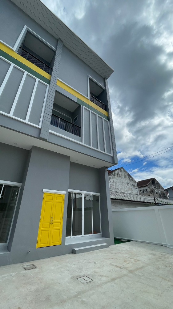 ขายทาวน์โฮมโชคชัย4 ลาดพร้าว71 : ขายทาวน์โฮม 3 ชั้น สร้างใหม่ โครงการทรัพย์วราห์ เข้าซอยนาคนิวาส 21 ใกล้ เซ็นทรัล อีสต์วิลล์ เพียง 5 นาที