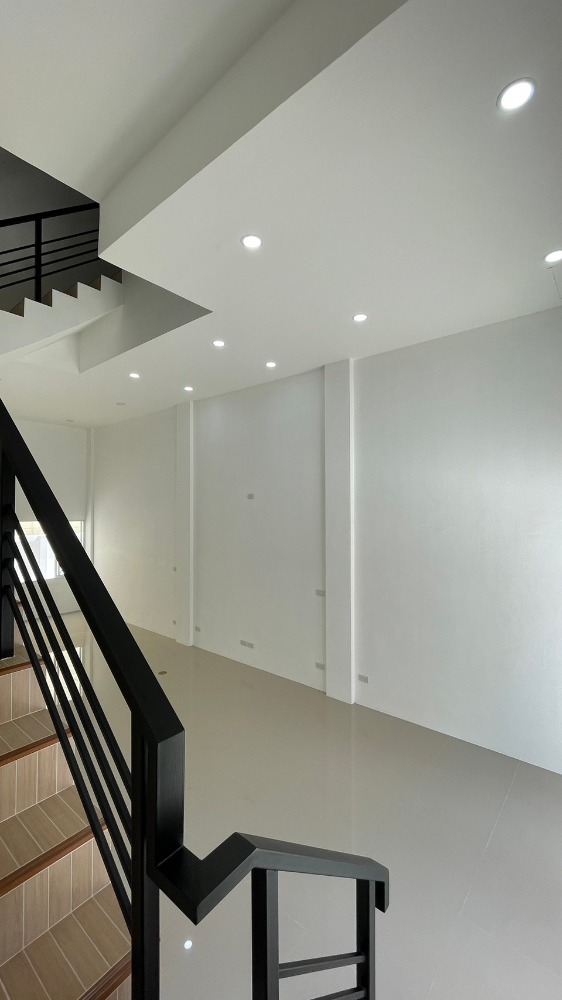 ขายทาวน์โฮมโชคชัย4 ลาดพร้าว71 : ขายทาวน์โฮม 3 ชั้น สร้างใหม่ โครงการทรัพย์วราห์ เข้าซอยนาคนิวาส 21 ใกล้ เซ็นทรัล อีสต์วิลล์ เพียง 5 นาที