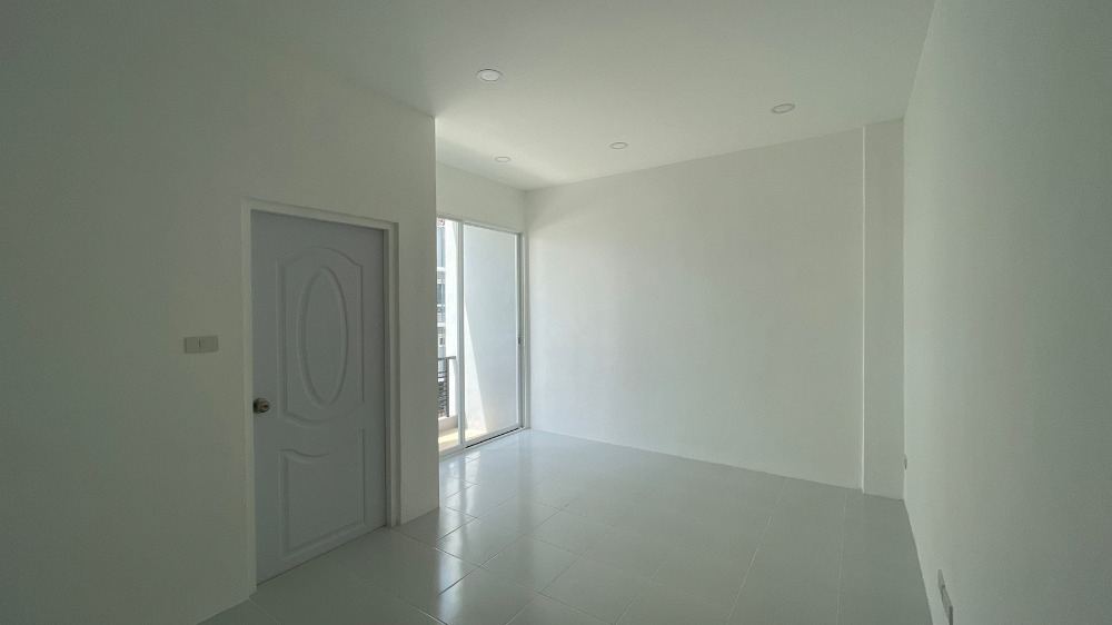 ขายทาวน์โฮมโชคชัย4 ลาดพร้าว71 : ขายทาวน์โฮม 3 ชั้น สร้างใหม่ โครงการทรัพย์วราห์ เข้าซอยนาคนิวาส 21 ใกล้ เซ็นทรัล อีสต์วิลล์ เพียง 5 นาที