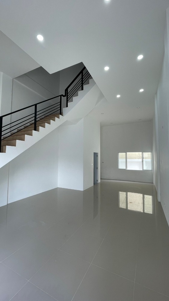 For SaleHome OfficeChokchai 4, Ladprao 71, Ladprao 48, : 3-story townhome for sale, newly built, entering Soi Nakniwat 21, near Central Eastville, only 5 minutes.