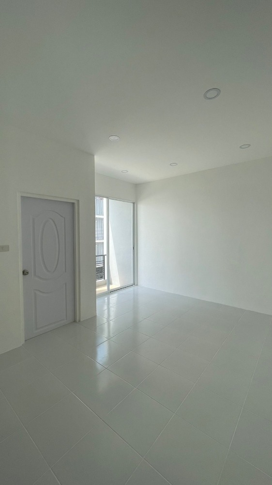 For SaleHome OfficeChokchai 4, Ladprao 71, Ladprao 48, : 3-story townhome for sale, newly built, entering Soi Nakniwat 21, near Central Eastville, only 5 minutes.