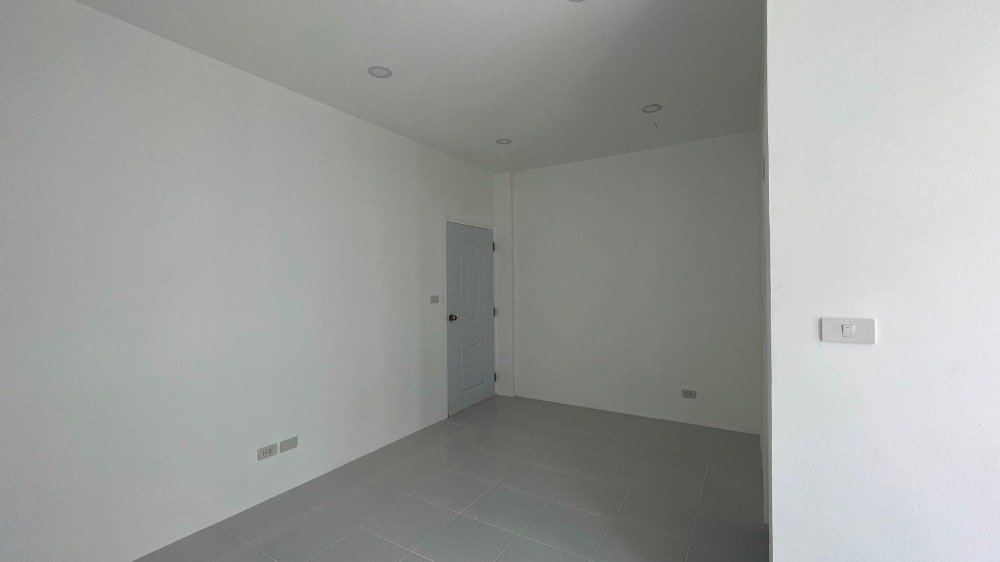 For SaleHome OfficeChokchai 4, Ladprao 71, Ladprao 48, : 3-story townhome for sale, newly built, entering Soi Nakniwat 21, near Central Eastville, only 5 minutes.