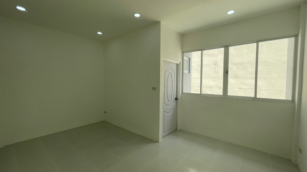 For SaleHome OfficeChokchai 4, Ladprao 71, Ladprao 48, : 3-story townhome for sale, newly built, entering Soi Nakniwat 21, near Central Eastville, only 5 minutes.