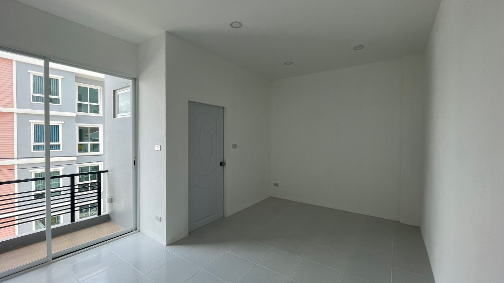 For SaleHome OfficeChokchai 4, Ladprao 71, Ladprao 48, : 3-story townhome for sale, newly built, entering Soi Nakniwat 21, near Central Eastville, only 5 minutes.