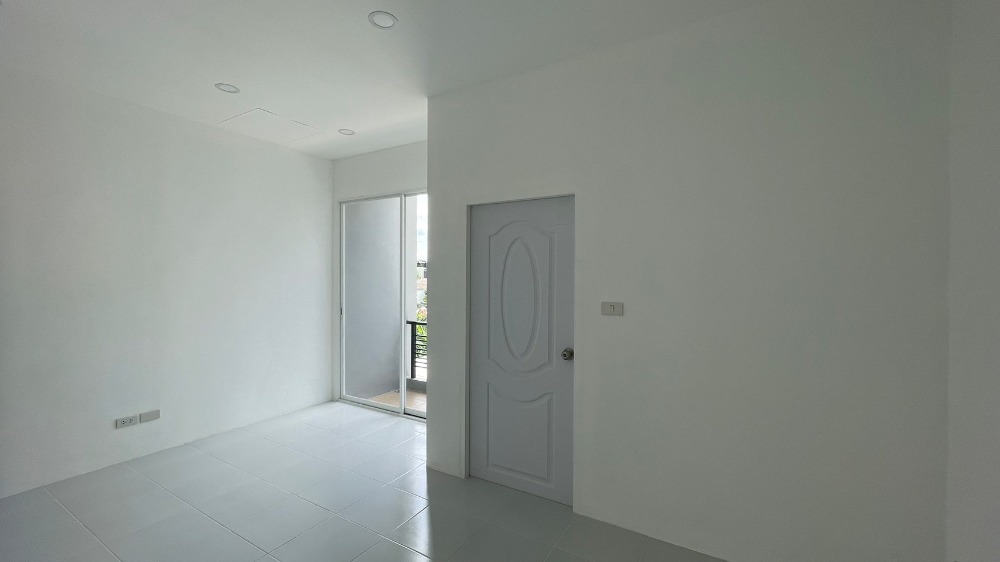 For SaleHome OfficeChokchai 4, Ladprao 71, Ladprao 48, : 3-story townhome for sale, newly built, entering Soi Nakniwat 21, near Central Eastville, only 5 minutes.