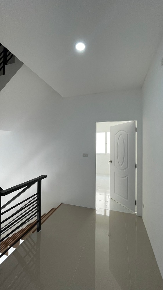 For SaleHome OfficeChokchai 4, Ladprao 71, Ladprao 48, : 3-story townhome for sale, newly built, entering Soi Nakniwat 21, near Central Eastville, only 5 minutes.