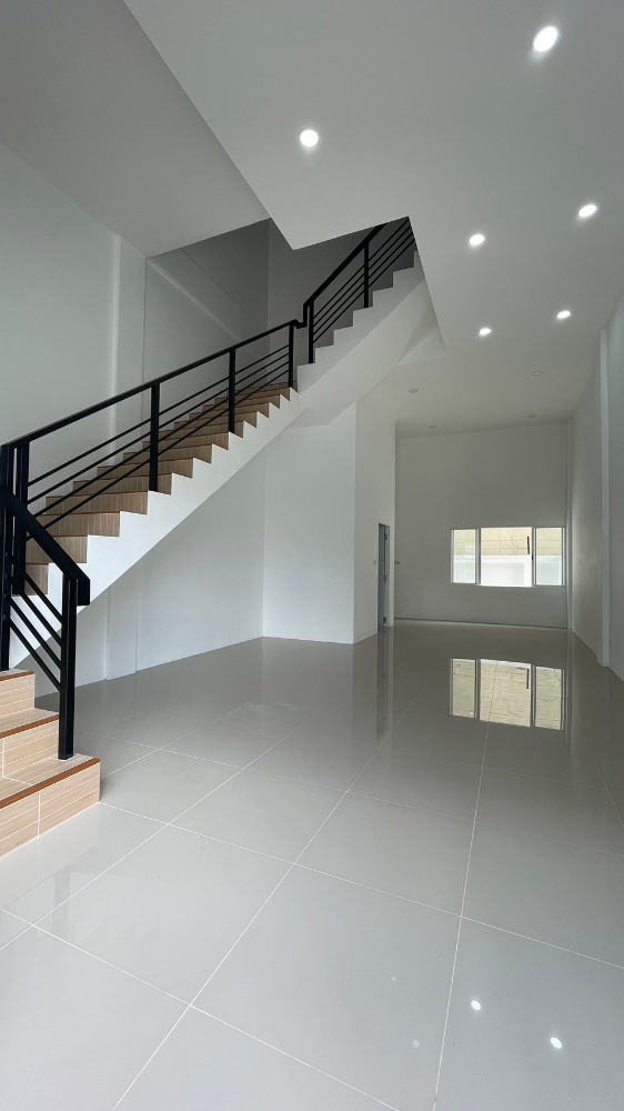 For SaleHome OfficeChokchai 4, Ladprao 71, Ladprao 48, : 3-story townhome for sale, newly built, entering Soi Nakniwat 21, near Central Eastville, only 5 minutes.
