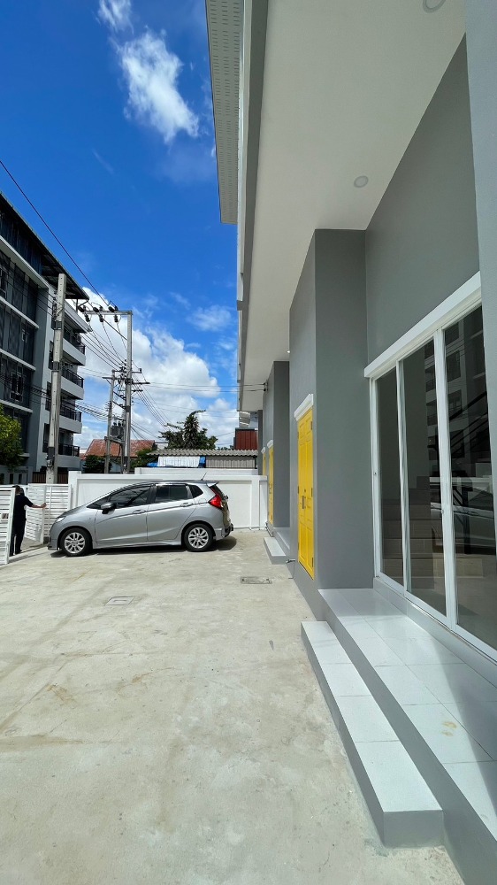For SaleHome OfficeChokchai 4, Ladprao 71, Ladprao 48, : 3-story townhome for sale, newly built, entering Soi Nakniwat 21, near Central Eastville, only 5 minutes.