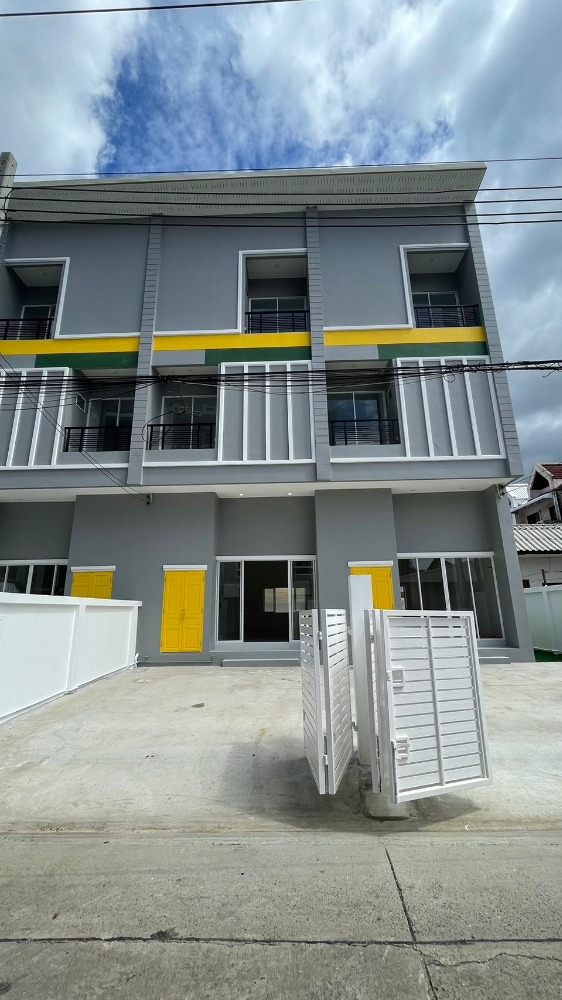 For SaleHome OfficeChokchai 4, Ladprao 71, Ladprao 48, : 3-story townhome for sale, newly built, entering Soi Nakniwat 21, near Central Eastville, only 5 minutes.