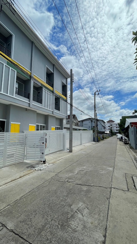 For SaleHome OfficeChokchai 4, Ladprao 71, Ladprao 48, : 3-story townhome for sale, newly built, entering Soi Nakniwat 21, near Central Eastville, only 5 minutes.