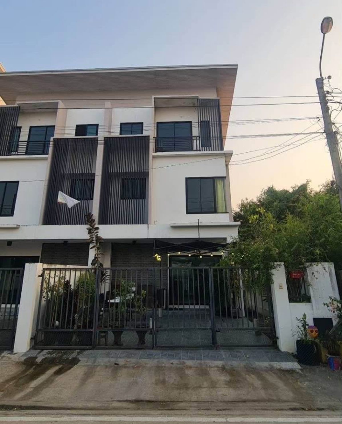 For RentHome OfficeLadkrabang, Suwannaphum Airport : Home office for rent, 3 floors, Soi Chaloem Phrakiat 30, good location, convenient travel.
