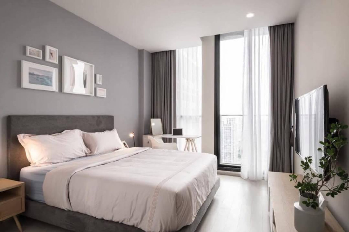 For RentCondoWitthayu, Chidlom, Langsuan, Ploenchit : Fully furnished 3 bedroom 2 bathroom condo for rent with a floorsize of 120 sq.m., located on the 43th floor, at Noble Ploenchit building, in the popular Ploenchit district with city view,