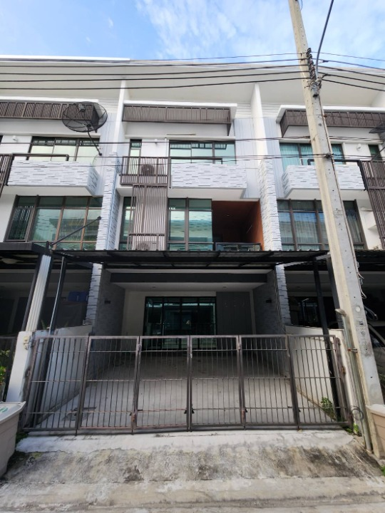 For RentTownhomeSamut Prakan,Samrong : Townhome for rent, Plex Bangna, Bangna - Srinakarin zone, near Mega Bangna, only 8 minutes.