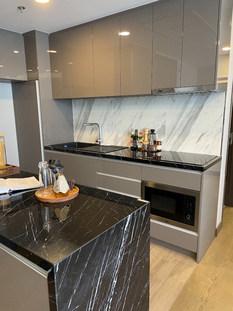 For SaleCondoKhlongtoei, Kluaynamthai : Urgent sale! Luxury condo "Siamese Exclusive Queens", 21st floor, Phrom Phong view, large room 75 sq m., near MRT Queen Sirikit Center, only 100 m., near Benjakitti Park - lungs in the middle of the city that health lovers will love.