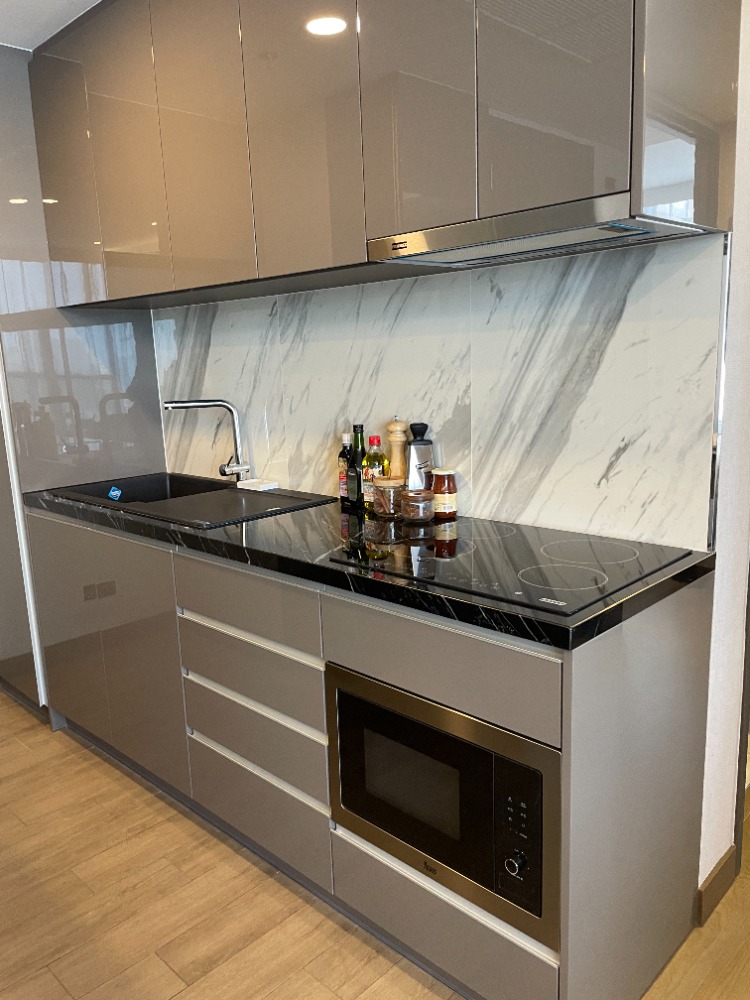 For SaleCondoKhlongtoei, Kluaynamthai : Urgent sale! Luxury condo "Siamese Exclusive Queens", 21st floor, Phrom Phong view, large room 75 sq m., near MRT Queen Sirikit Center, only 100 m., near Benjakitti Park - lungs in the middle of the city that health lovers will love.