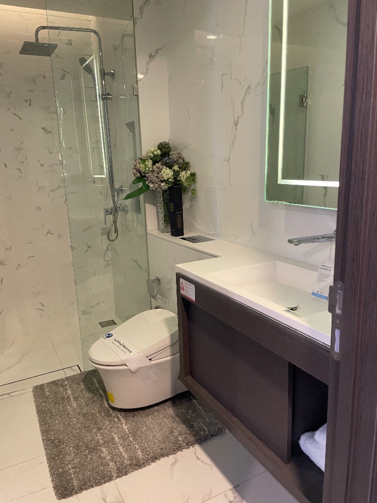 For SaleCondoKhlongtoei, Kluaynamthai : Urgent sale! Luxury condo "Siamese Exclusive Queens", 21st floor, Phrom Phong view, large room 75 sq m., near MRT Queen Sirikit Center, only 100 m., near Benjakitti Park - lungs in the middle of the city that health lovers will love.