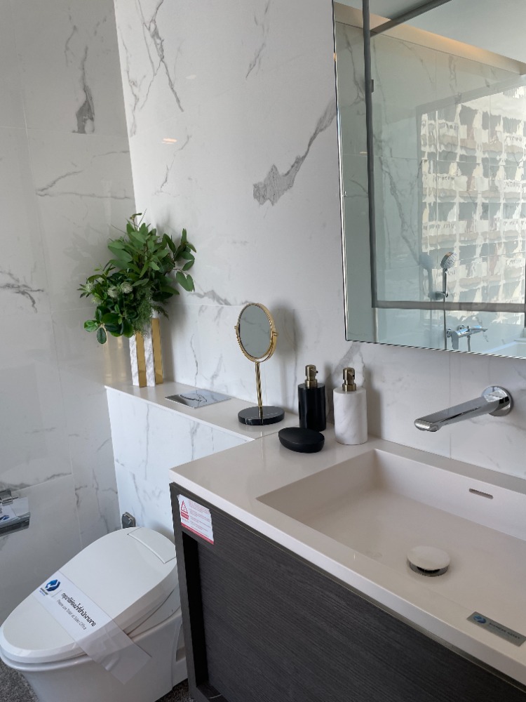 For SaleCondoKhlongtoei, Kluaynamthai : Urgent sale! Luxury condo "Siamese Exclusive Queens", 21st floor, Phrom Phong view, large room 75 sq m., near MRT Queen Sirikit Center, only 100 m., near Benjakitti Park - lungs in the middle of the city that health lovers will love.