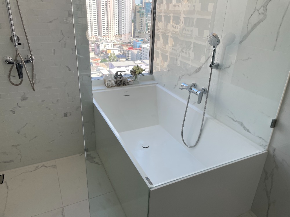 For SaleCondoKhlongtoei, Kluaynamthai : Urgent sale! Luxury condo "Siamese Exclusive Queens", 21st floor, Phrom Phong view, large room 75 sq m., near MRT Queen Sirikit Center, only 100 m., near Benjakitti Park - lungs in the middle of the city that health lovers will love.