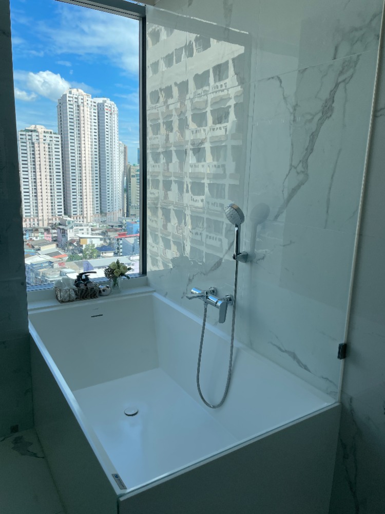 For SaleCondoKhlongtoei, Kluaynamthai : Urgent sale! Luxury condo "Siamese Exclusive Queens", 21st floor, Phrom Phong view, large room 75 sq m., near MRT Queen Sirikit Center, only 100 m., near Benjakitti Park - lungs in the middle of the city that health lovers will love.