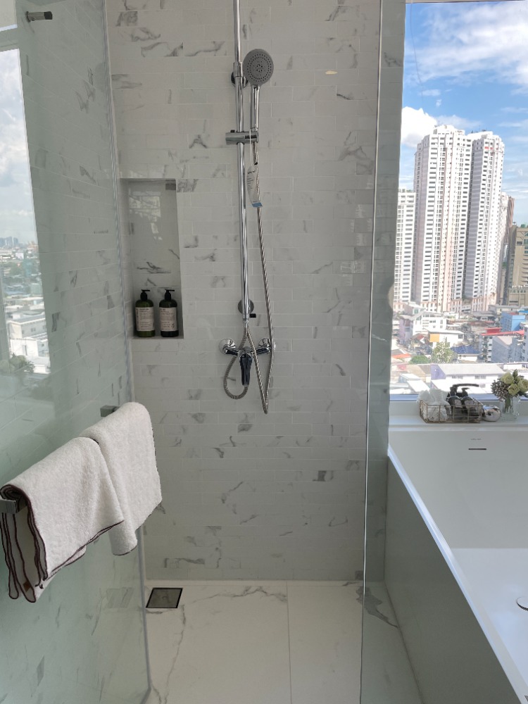 For SaleCondoKhlongtoei, Kluaynamthai : Urgent sale! Luxury condo "Siamese Exclusive Queens", 21st floor, Phrom Phong view, large room 75 sq m., near MRT Queen Sirikit Center, only 100 m., near Benjakitti Park - lungs in the middle of the city that health lovers will love.