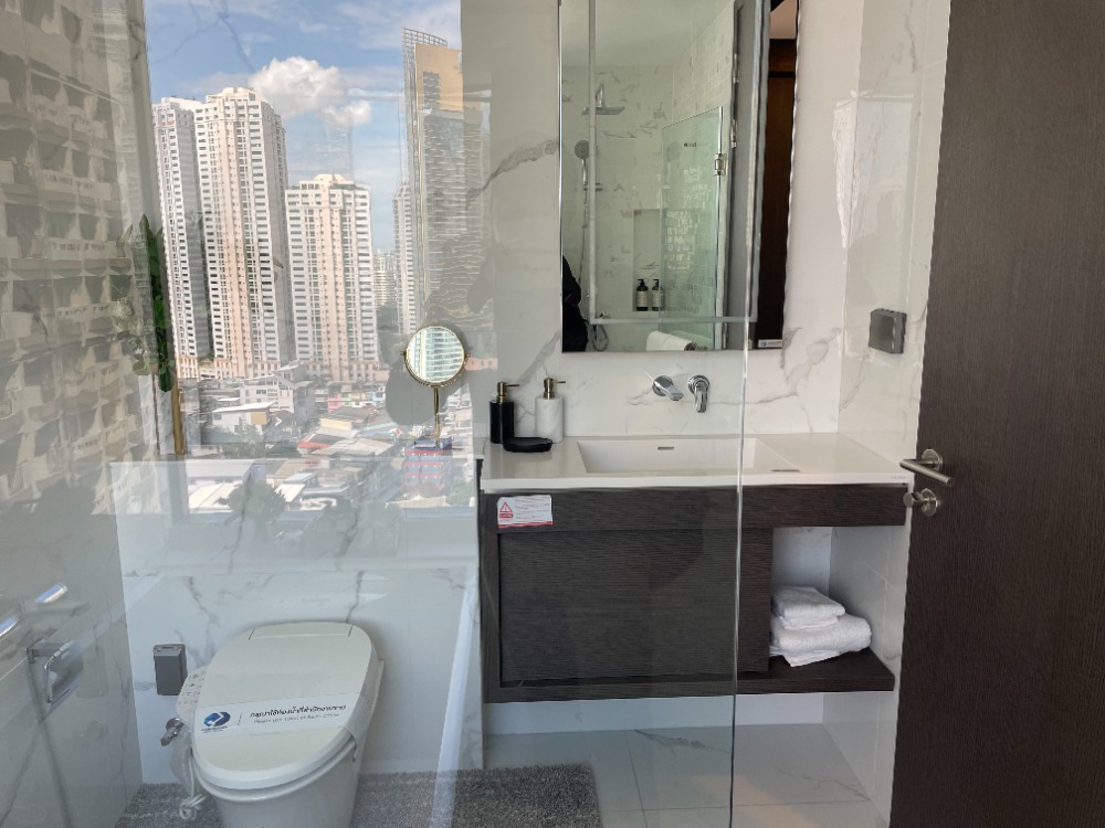 For SaleCondoKhlongtoei, Kluaynamthai : Urgent sale! Luxury condo "Siamese Exclusive Queens", 21st floor, Phrom Phong view, large room 75 sq m., near MRT Queen Sirikit Center, only 100 m., near Benjakitti Park - lungs in the middle of the city that health lovers will love.