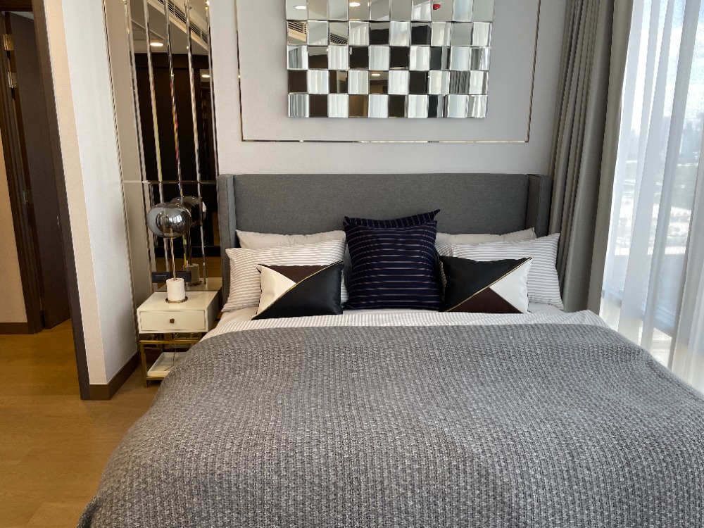 For SaleCondoKhlongtoei, Kluaynamthai : Urgent sale! Luxury condo "Siamese Exclusive Queens", 21st floor, Phrom Phong view, large room 75 sq m., near MRT Queen Sirikit Center, only 100 m., near Benjakitti Park - lungs in the middle of the city that health lovers will love.