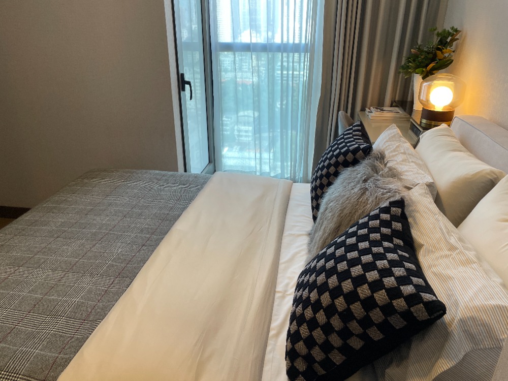 For SaleCondoKhlongtoei, Kluaynamthai : Urgent sale! Luxury condo "Siamese Exclusive Queens", 21st floor, Phrom Phong view, large room 75 sq m., near MRT Queen Sirikit Center, only 100 m., near Benjakitti Park - lungs in the middle of the city that health lovers will love.
