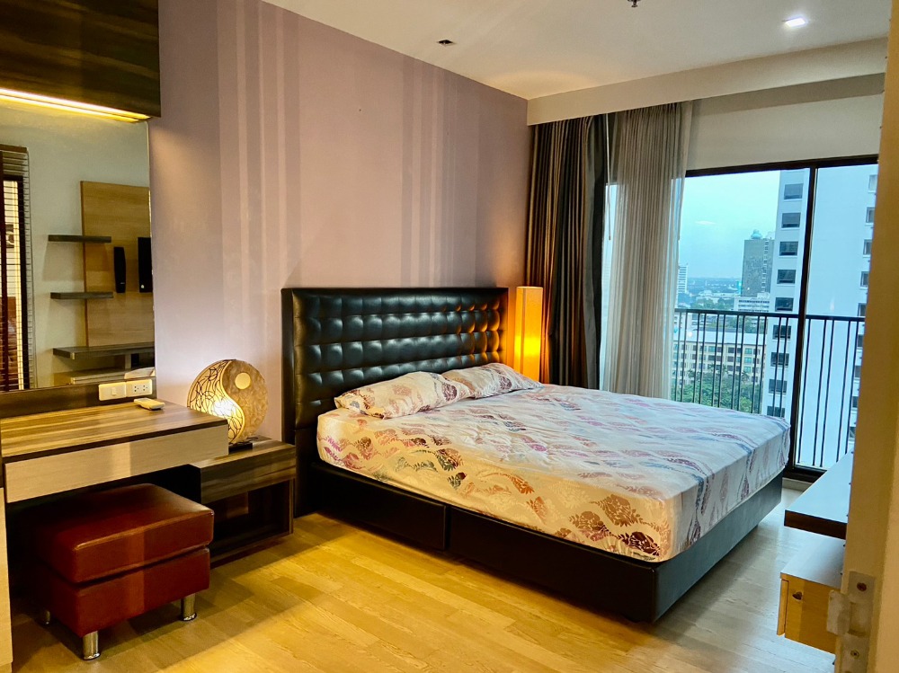 For RentCondoSukhumvit, Asoke, Thonglor : Noble Refine Noble Refine, near BTS Phrom Phong, 180 meters, 50 sq m, 14th floor, beautiful room, ready to move in. You can contact and inquire first.