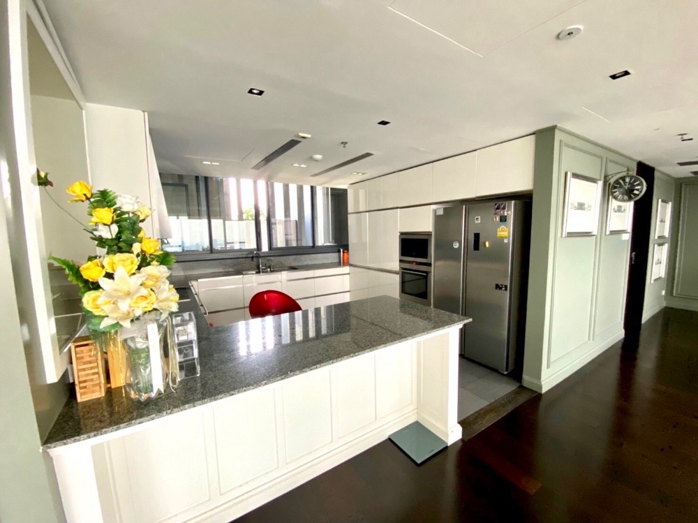 For RentCondoSathorn, Narathiwat : For rent ✨🦋 The Met Sathorn 🦋✨ Duplex 4 bedrooms, complete furniture and electrical appliances, private elevator, very good view, near BTS Chong Nonsi.🚆