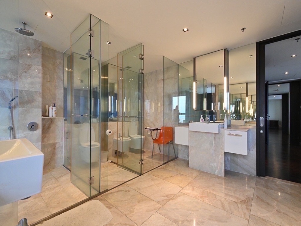 For RentCondoSathorn, Narathiwat : For rent ✨🦋 The Met Sathorn 🦋✨ Duplex 4 bedrooms, complete furniture and electrical appliances, private elevator, very good view, near BTS Chong Nonsi.🚆