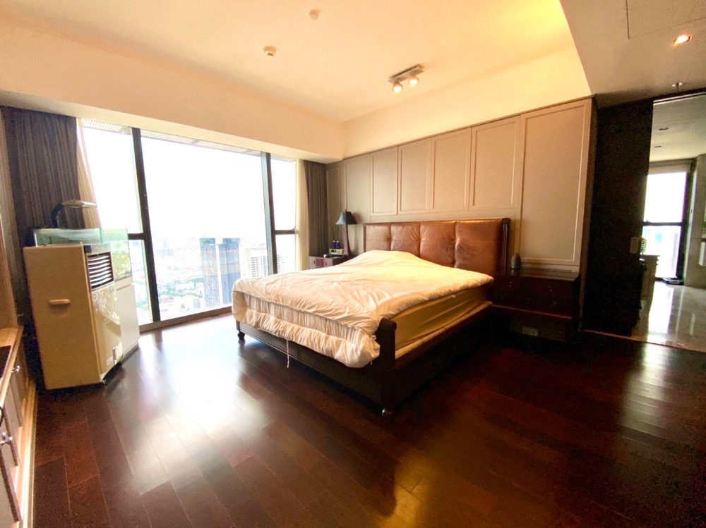 For RentCondoSathorn, Narathiwat : For rent ✨🦋 The Met Sathorn 🦋✨ Duplex 4 bedrooms, complete furniture and electrical appliances, private elevator, very good view, near BTS Chong Nonsi.🚆