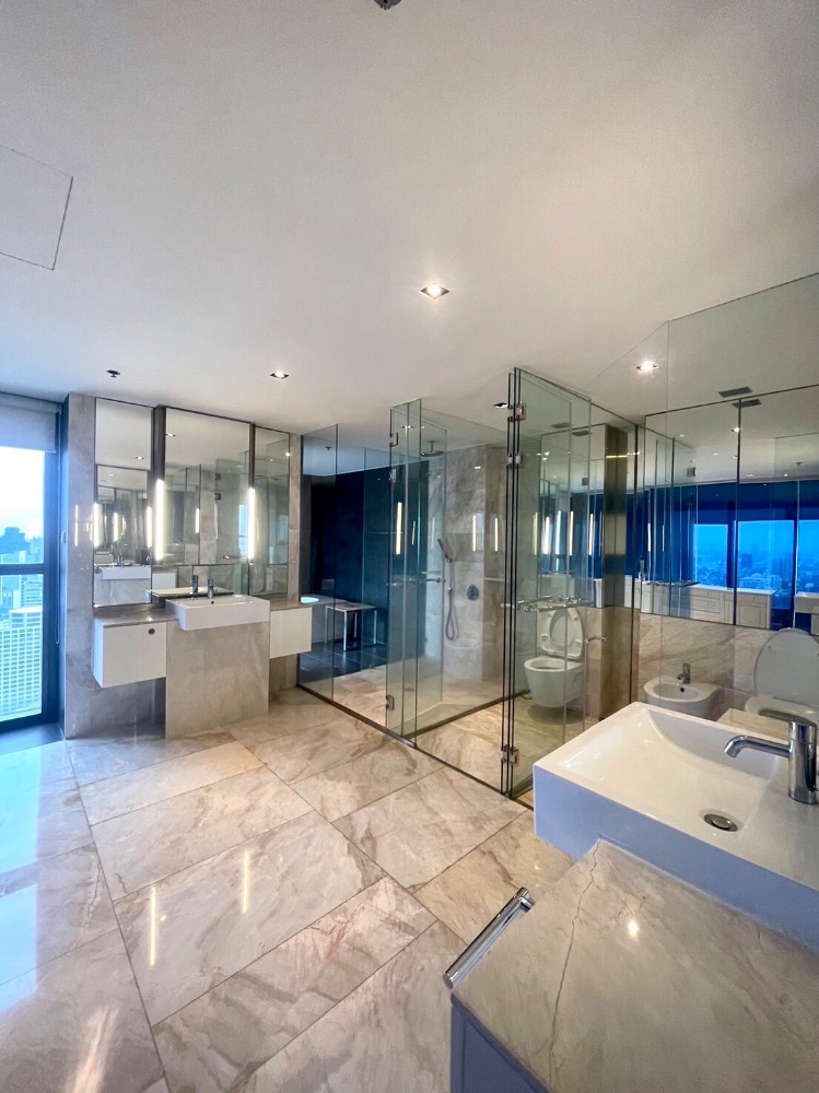 For RentCondoSathorn, Narathiwat : For rent ✨🦋 The Met Sathorn 🦋✨ Duplex 4 bedrooms, complete furniture and electrical appliances, private elevator, very good view, near BTS Chong Nonsi.🚆