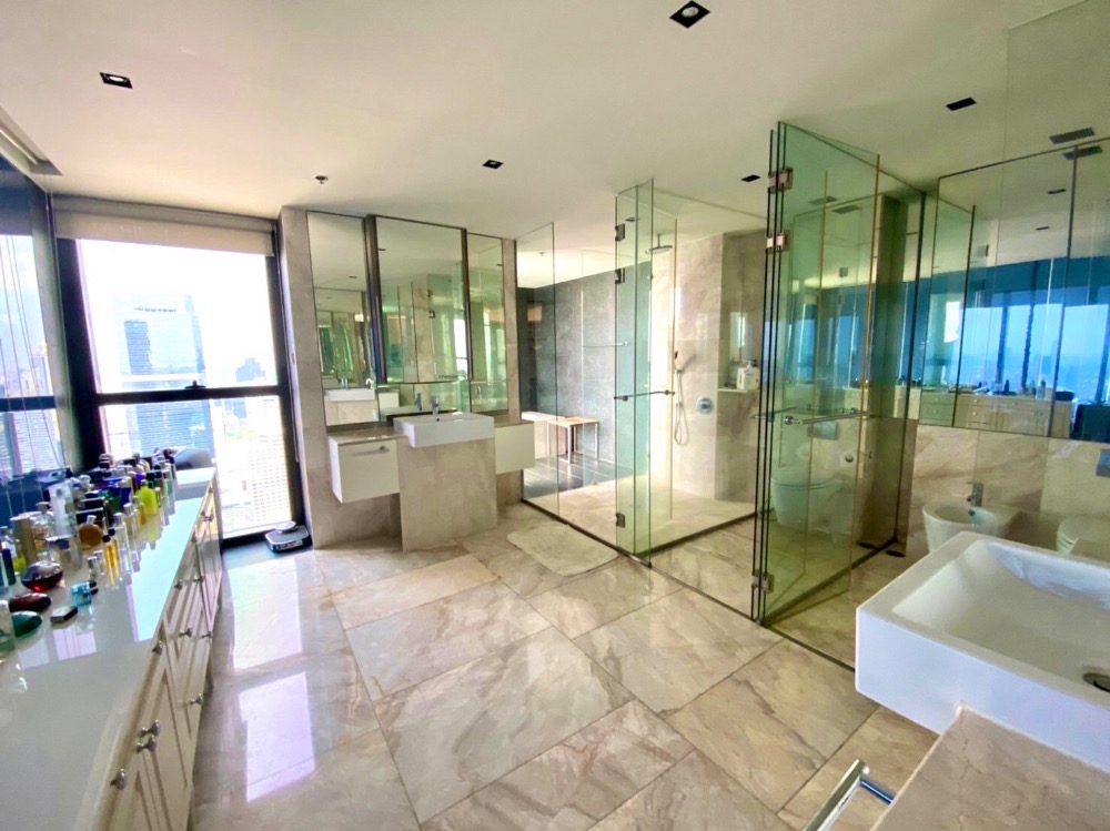 For RentCondoSathorn, Narathiwat : For rent ✨🦋 The Met Sathorn 🦋✨ Duplex 4 bedrooms, complete furniture and electrical appliances, private elevator, very good view, near BTS Chong Nonsi.🚆