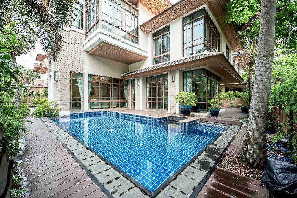For SaleHouseOnnut, Udomsuk : Reduced by more than 30 million baht ‼️ ‼️ Sansiri Sukhumvit 67, 5 bedrooms, 6 bathrooms, with private swimming pool, special price only 129 million baht, corner plot, very beautifully decorated 🔥🔥🔥