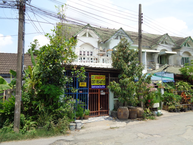 ขายทาวน์โฮมอ่อนนุช อุดมสุข : ขายทาวนเฮ้าส์ 2 ชั้น  25  ตร.วา หมู่บ้านเสรี อ่อนนุช  ซอยอ่อนนุช70/1 แยก2-2 แขวงประเวศ  เขตประเวศ กรุงเทพฯ  ขายถูกตามสภาพ