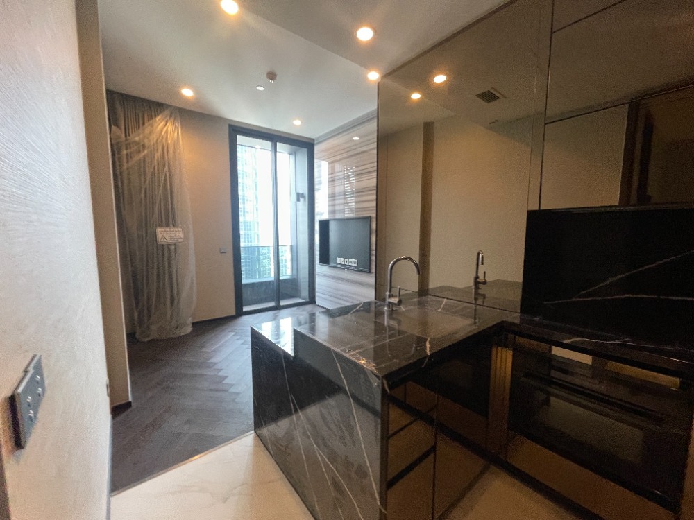 ขายคอนโดสุขุมวิท อโศก ทองหล่อ : 1 bedroom 1 bathroom 38 sqm special unit at The Esse Sukhumvit 36