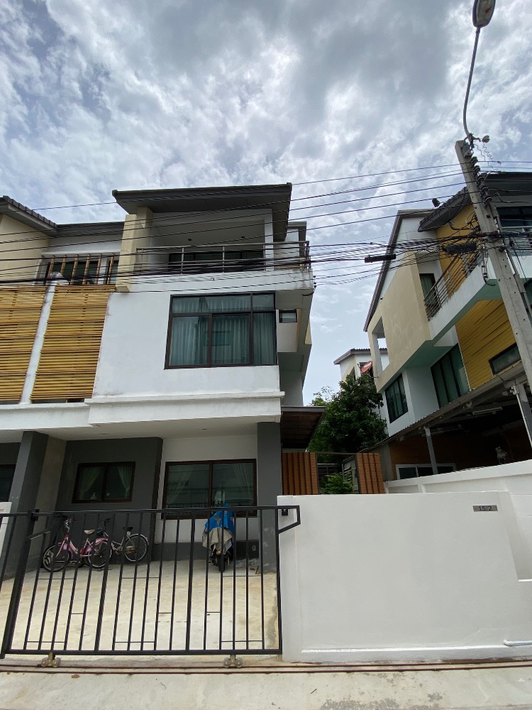 ให้เช่าทาวน์โฮมพระราม 5 ราชพฤกษ์ บางกรวย : บ้านแฝด 3 ชั้น พร้อมเฟอร์นิเจอร์ ให้เช่าในโครงการ เวอรีเดียน ราชพฤกษ์
