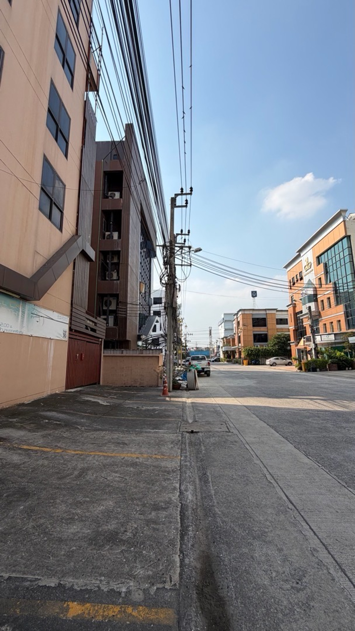 ให้เช่าโฮมออฟฟิศบางนา แบริ่ง ลาซาล : ให้เช่า โฮมออฟฟิศ ห้องมุม ชั้น 2–5 + ดาดฟ้า 📍 ซอยมิราเคิล ถนนกิ่งแก้ว 40/2 (ปากซอยมีธนาคารกรุงเทพ) 