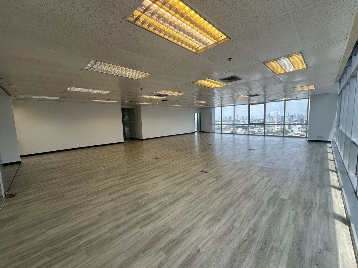 ให้เช่าสำนักงานคลองเตย กล้วยน้ำไท : For Rent Bangkok Office Sukhumvit BTS Ekkamai Khlong Toei BRE19095