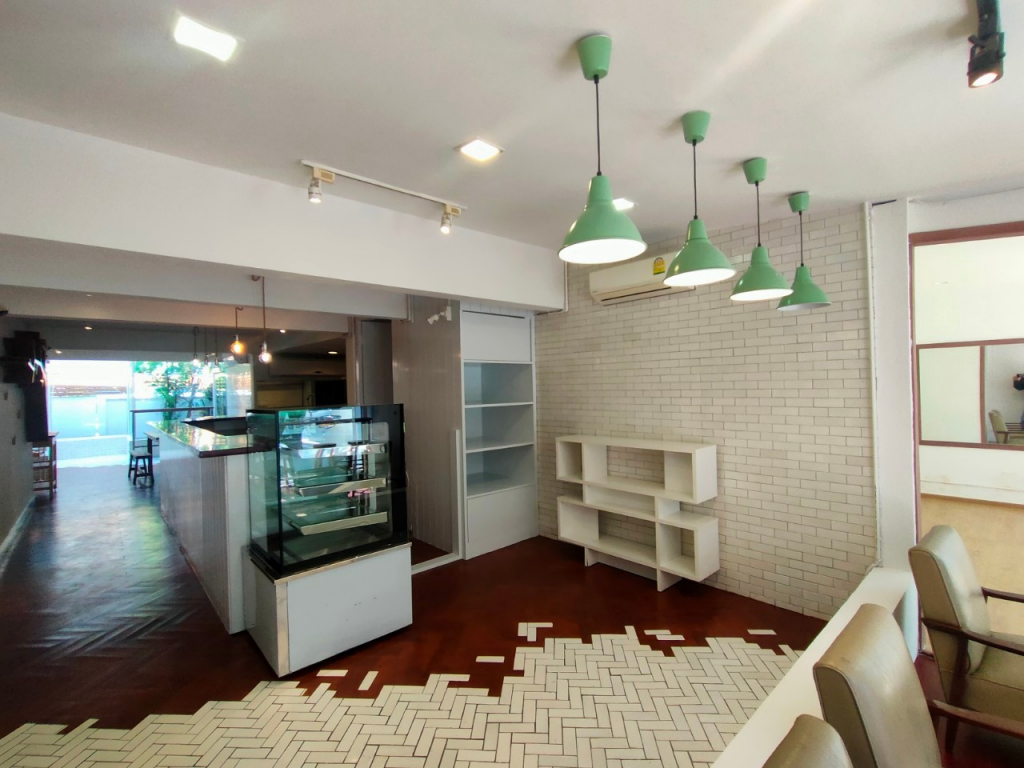 ให้เช่าร้านค้า/ตลาดนัดคลองเตย กล้วยน้ำไท : For Rent Bangkok Retail Sukhumvit BTS Ekkamai Watthana BRE18578