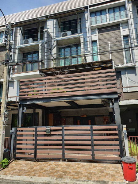 ขายทาวน์โฮมพัฒนาการ ศรีนครินทร์ : For Sale Bangkok Town House Sukhumvit BTS On Nut Suan Luang BRE16768