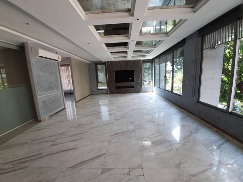ให้เช่าสำนักงานคลองเตย กล้วยน้ำไท : For Rent Office Thonglor BTS Thong Lo Watthana BRE14599
