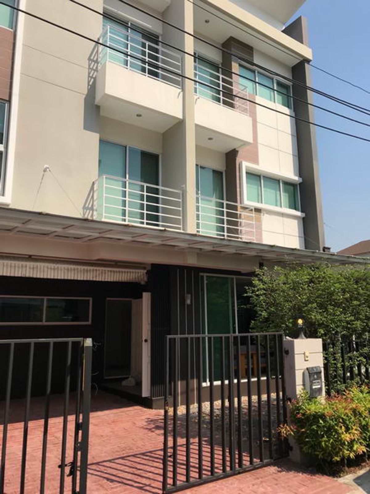 ให้เช่าทาวน์โฮมพัฒนาการ ศรีนครินทร์ : For Sale and Rent Bangkok Town House The Estate BTS On Nut Suan Luang BRE1814