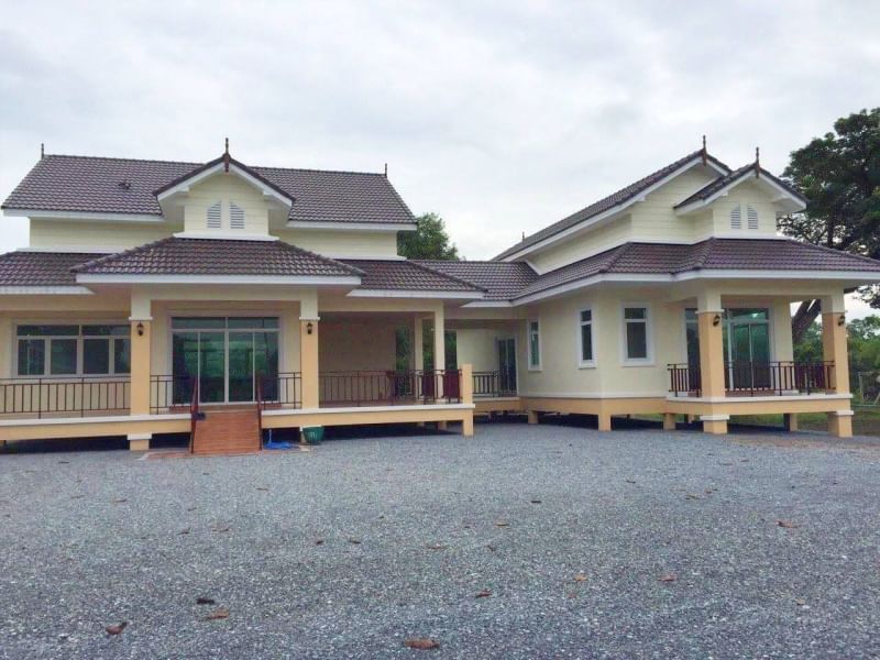 ขายที่ดินสุพรรณบุรี : ขาย บ้านพร้อมที่ดิน 5 ไร่ 35 ตารางวา ตำบล ย่านยาว อำเภอ สามชุก จังหวัด สุพรรณบุรี ติดถนน 3057  ติดแม่น้ำท่าจีน  ถมแล้ว พร้อมบ้านชั้นเดียว 3 ห้องนอน 3 ห้องน้ำ เฟอร์นิเจอร์บิ้วอิน พร้อมเครื่องใช้ไฟฟ้า ล้อมรั้วเรียบร้อย