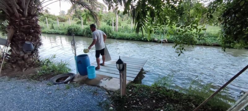 ขายที่ดินสุพรรณบุรี : ขาย บ้านพร้อมที่ดิน 5 ไร่ 35 ตารางวา ตำบล ย่านยาว อำเภอ สามชุก จังหวัด สุพรรณบุรี ติดถนน 3057  ติดแม่น้ำท่าจีน  ถมแล้ว พร้อมบ้านชั้นเดียว 3 ห้องนอน 3 ห้องน้ำ เฟอร์นิเจอร์บิ้วอิน พร้อมเครื่องใช้ไฟฟ้า ล้อมรั้วเรียบร้อย