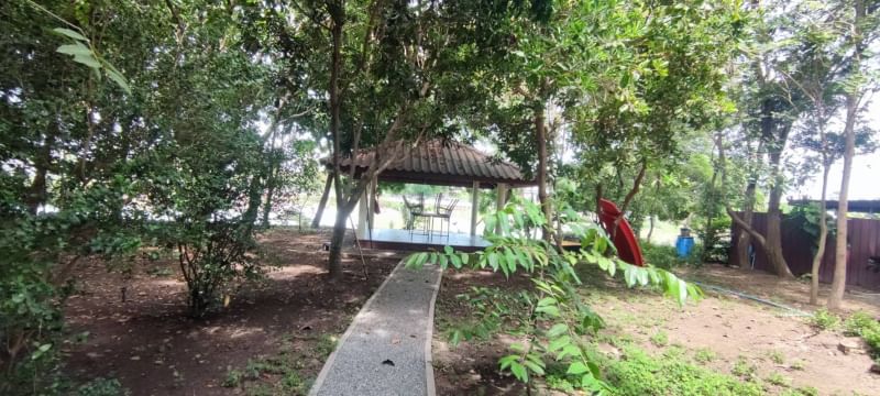 ขายที่ดินสุพรรณบุรี : ขาย บ้านพร้อมที่ดิน 5 ไร่ 35 ตารางวา ตำบล ย่านยาว อำเภอ สามชุก จังหวัด สุพรรณบุรี ติดถนน 3057  ติดแม่น้ำท่าจีน  ถมแล้ว พร้อมบ้านชั้นเดียว 3 ห้องนอน 3 ห้องน้ำ เฟอร์นิเจอร์บิ้วอิน พร้อมเครื่องใช้ไฟฟ้า ล้อมรั้วเรียบร้อย