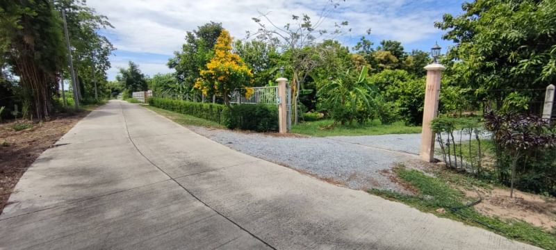 ขายที่ดินสุพรรณบุรี : ขาย บ้านพร้อมที่ดิน 5 ไร่ 35 ตารางวา ตำบล ย่านยาว อำเภอ สามชุก จังหวัด สุพรรณบุรี ติดถนน 3057  ติดแม่น้ำท่าจีน  ถมแล้ว พร้อมบ้านชั้นเดียว 3 ห้องนอน 3 ห้องน้ำ เฟอร์นิเจอร์บิ้วอิน พร้อมเครื่องใช้ไฟฟ้า ล้อมรั้วเรียบร้อย